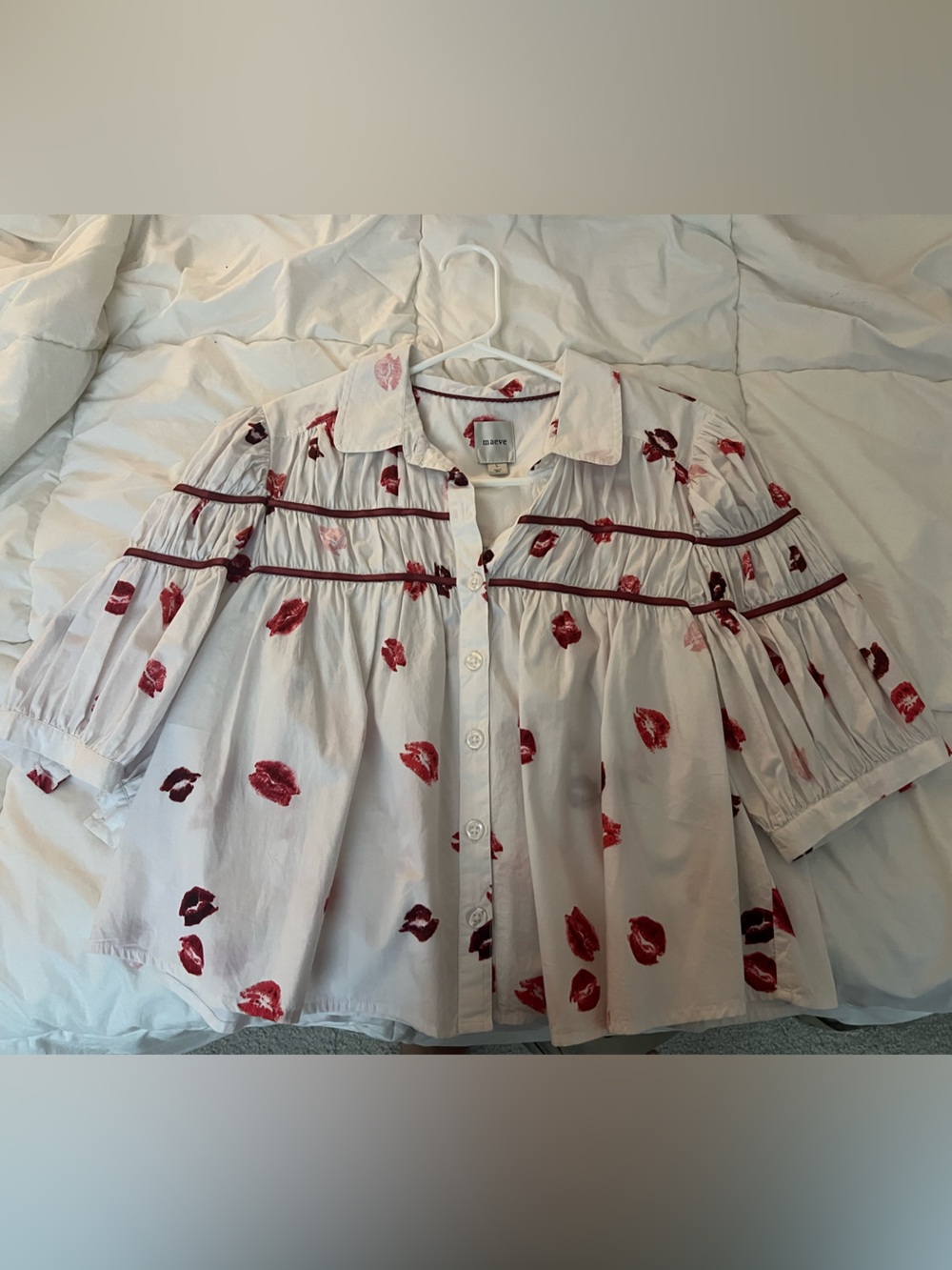 Maeve White Button-Front Peasant Top with Red Kiss Print